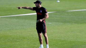 Diego Simeone dirige el entrenamiento previo al encuentro ante la Real Sociedad.