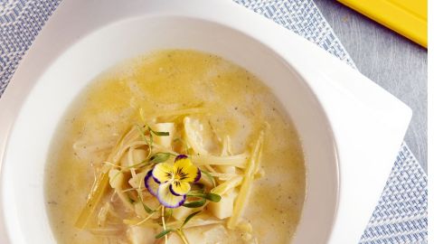 El consumo de esta sopa es perfecta para personas que padecen de hipertensión, anemia, artritis y problemas de circulación.