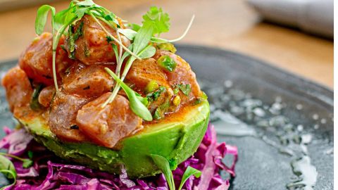 La combinación de las propiedades del atún fresco y el aguacate lo vuelven un plato ideal para bajar de peso rápidamente, es una excelente opción de almuerzo o cena. Es un platillo indicado para personas que padecen hipertensión arterial, diabetes y sobrepeso.