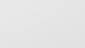 Sale completa y absolutamente desnuda en la playa