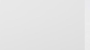 Sale completa y absolutamente desnuda en la playa