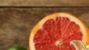 A la vez el consumo de cítricos esta altamente relacionado debido a su efecto para retardar el envejecimiento e incrementan la producción de colágeno.