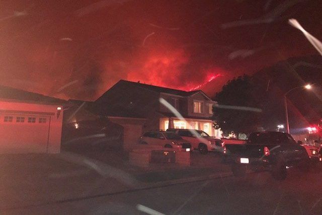 Imágenes publicada por CalFire del incendio Tenaja en Murrieta, California.
