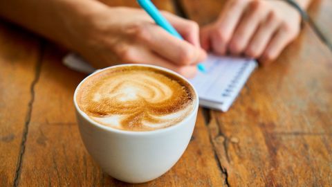 Pocos trabajos te pagan tan bien por relajarte y tomar una taza de café.