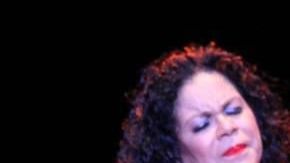 Nadia Calmet (d) baila durante uno de los conciertos de la famosa cantante peruana Eva Ayllón (i). / foto: suministrada.