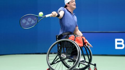 El tenista argentino Gustavo Fernández en acción. Brad Penner/USTA)