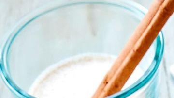 El pollo es una proteína rica en vitaminas y minerales, destaca su aporte en vitamina B6, fósforo y selenio. La vitamina B6 ayuda a que el organismo tenga más energía y hace que el cuerpo queme calorías.