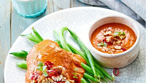 El pollo es una proteína rica en vitaminas y minerales, destaca su aporte en vitamina B6, fósforo y selenio. La vitamina B6 ayuda a que el organismo tenga más energía y hace que el cuerpo queme calorías.