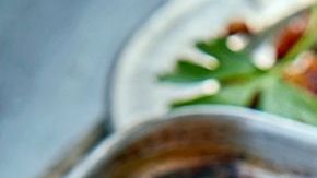 El consumo de salmón promueve la absorción de vitaminas como C y E, que ayudan a la regeneración celular de piel, músculos y cabello.