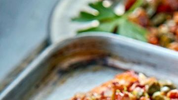 El consumo de salmón promueve la absorción de vitaminas como C y E, que ayudan a la regeneración celular de piel, músculos y cabello.