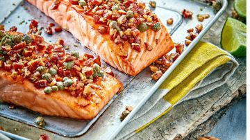 El consumo de salmón promueve la absorción de vitaminas como C y E, que ayudan a la regeneración celular de piel, músculos y cabello.