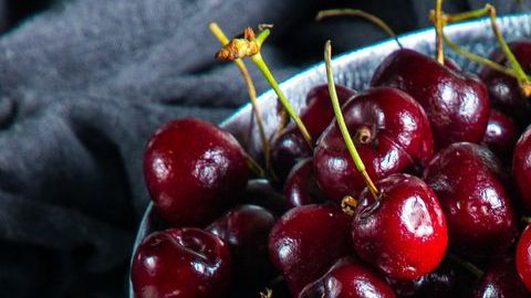 Las cerezas son de las pocas fuentes alimentarias que contienen melatonina, este antioxidante influye en el ritmo cardíaco y los ciclos del sueño del organismo.