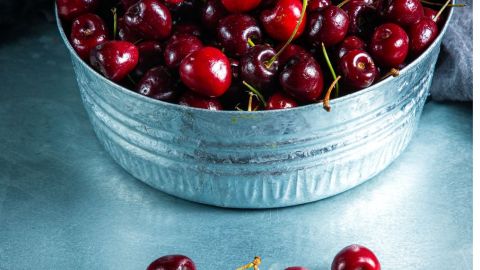 Las cerezas son de las pocas fuentes alimentarias que contienen melatonina, este antioxidante influye en el ritmo cardíaco y los ciclos del sueño del organismo.