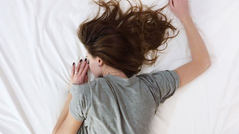 El consumo de infusiones naturales con propiedades tranquilizantes y sedantes, realizar actividad física constante y evitar el consumo de agentes que alteren el sistema nervioso, son las mejores recomendaciones para tratar el insomnio.