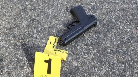 La vida del hijo herido no corre peligro.