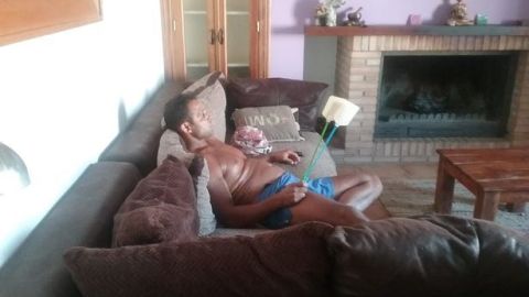Su mujer le insulta llamándole gordo holgazán y él decide cambiar su aspecto.