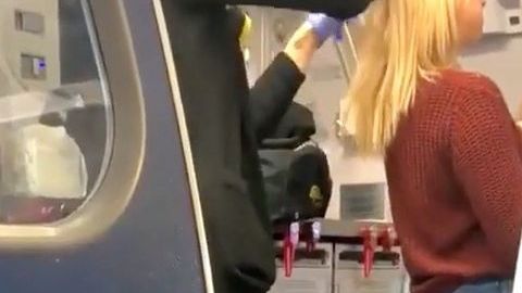 Un pasajero borracho le vomitó en el cabello.