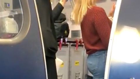 Un pasajero borracho le vomitó en el cabello.