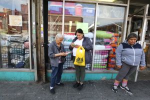 Madre e hija latinas ayudan a combatir el hambre en Nueva York