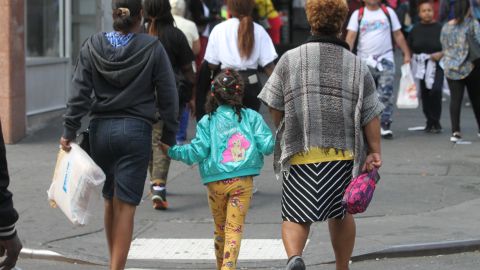 Latinos en el Sur de El Bronx opinan sobre la reducción de la pobreza en NYC.