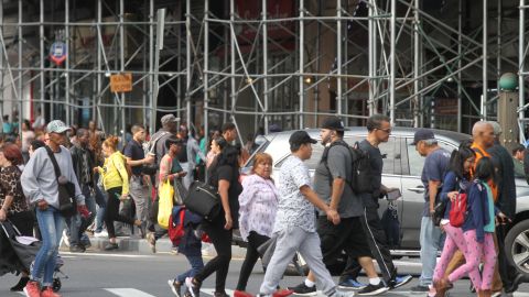 Latinos en el Sur de El Bronx opinan sobre la reducción de la pobreza en NYC.