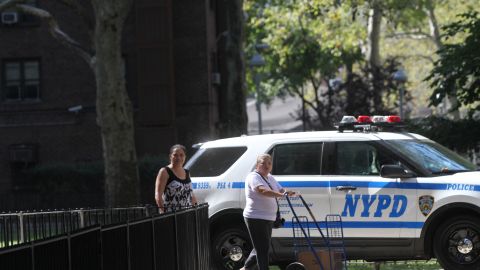 Policía en edificio NYCHA/Archivo.