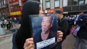 Sherly Ng con la foto de uno de los homeless asesinados el sabado. Congresista Nydia Velazquez con el contralor Scott Stringer se acercaron al memorial en Chinatown por el asesinato de 4 homeless y uno en grave estado. El agresor fue arrestado.