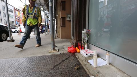 Congresista Nydia Velazquez con el contralor Scott Stringer se acercaron al memorial en Chinatown por el asesinato de 4 homeless y uno en grave estado. El agresor fue arrestado.