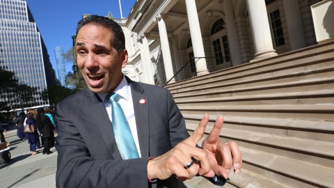 Concejal Fernando Cabrera. Concejales Cabrera y Levine presentan leyes para prohibir cigarrillos electrónicos y de sabor.