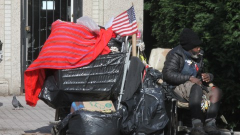 Tras el anuncio de nuevas carteles exigen resolver la crisis con los desamparados.