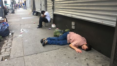Tras el anuncio de nuevas carteles exigen resolver la crisis con los desamparados.
