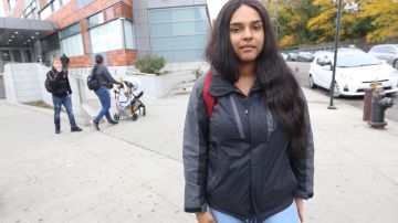 Brianna Lopez, quien vive con su hijo en el Bronx confirma las dificultades que enfrentan estudiantes sin hogar.