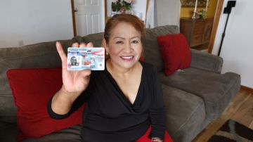 10/07/19 /LOS ANGELES/ Immigrant Sara Ramirez is granted her permanent residence thanks to immigration attorney Eric Price.  (Aurelia Ventura/La Opinión)
