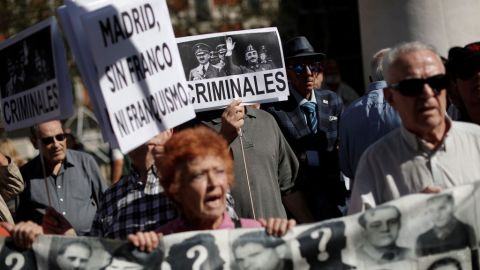 Exhuman los restos de Francisco Franco del Valle de los Caídos.
