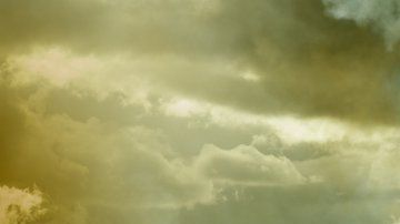 Los gases producidos por algunas industrias contribuyen a la formación de lluvia ácida.