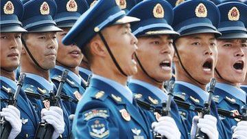 Alrededor de 15,000 miembros del Ejército participaron en el desfile.