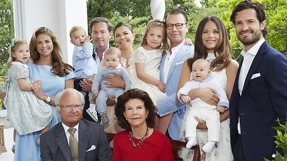 El rey Carlos Gustavo de Suecia retira estatus de alteza real a 5 de sus nietos