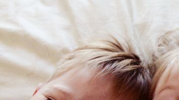 Es importante que los niños aprendan a sonarse la nariz para limpiar las vías respiratorias.