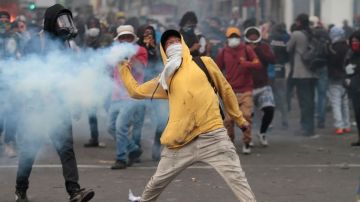Los indígenas han denunciado la violenta respuesta de la policía en respuesta a las protestas por el alza de los combustibles.