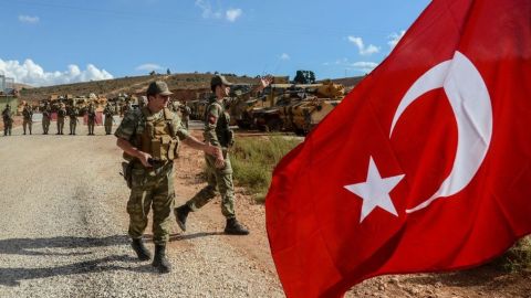 Turquía quiere eliminar a las fuerzas kurdas en la zona fronteriza con Siria y crear una "zona segura".