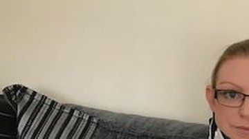 Rachel Pighills y su esposo Guy viajaron a Barcelona para que ella pudiera ser operada.