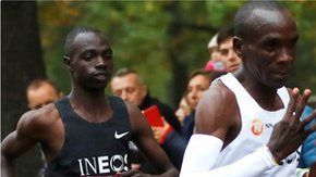 Eliud Kipchoge y Brigid Kosgei superaron récords mundiales.