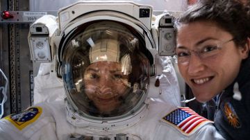 Las astronautas Christina Koch y Jessica Meir.