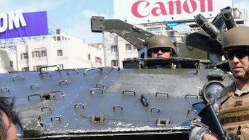 El ejército patrullaba las calles de Santiago este sábado con tanques militares.
