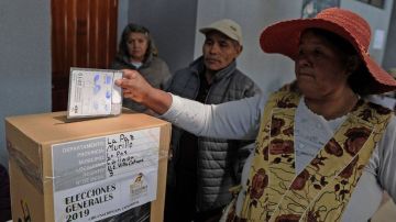Los bolivianos acudieron a votar masivamente.