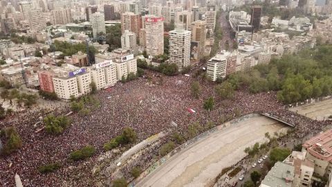 La marcha es la más masiva desde el retorno de la democracia a Chile.