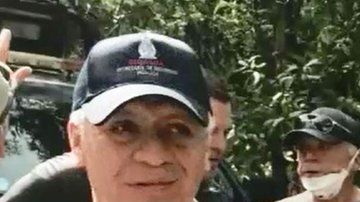 El jefe de la policía de Sinaloa (izq) acompañó a agentes de la DEA y otros funcionarios .