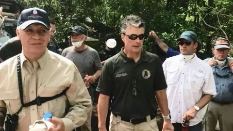 El jefe de la policía de Sinaloa (izq) acompañó a agentes de la DEA y otros funcionarios .