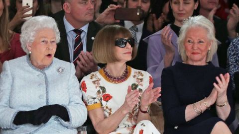 La Reina Isabel II junto a la famosa Anna Wintour.