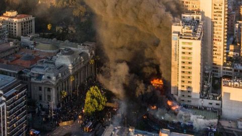 Un gran incendio en el centro de Chile en un día de protestas.